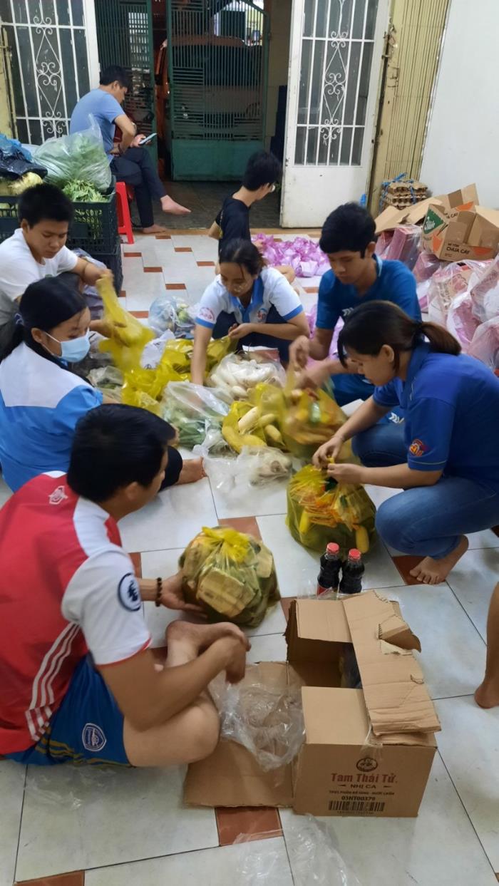 Trao quà đến người dân ở P.Phước Long A, P.Long Phước (ngày 17/09/2021)